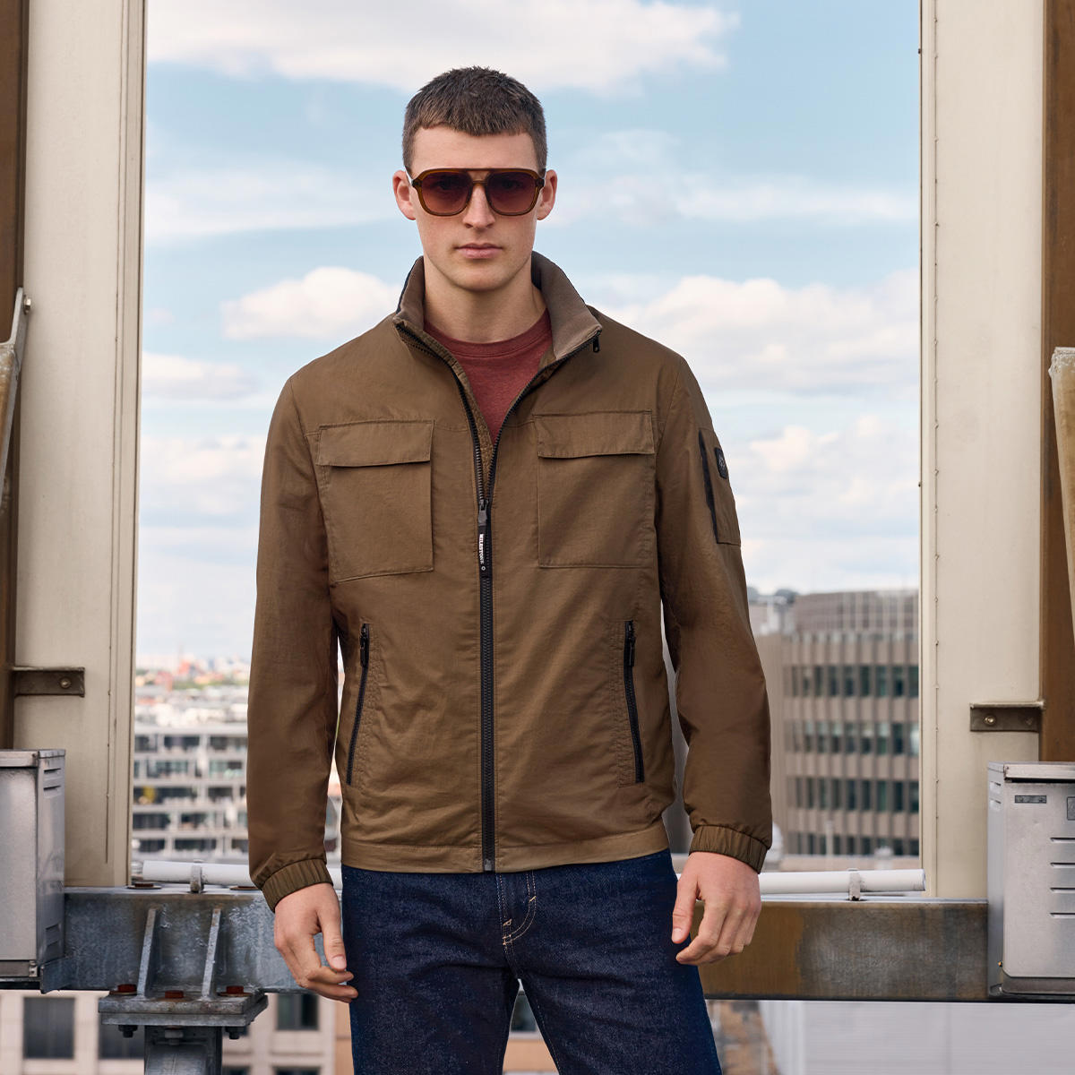Ein Mann in brauner Textiljacke
