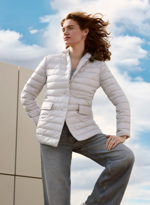 Eine Frau in einer weißen Steppjacke