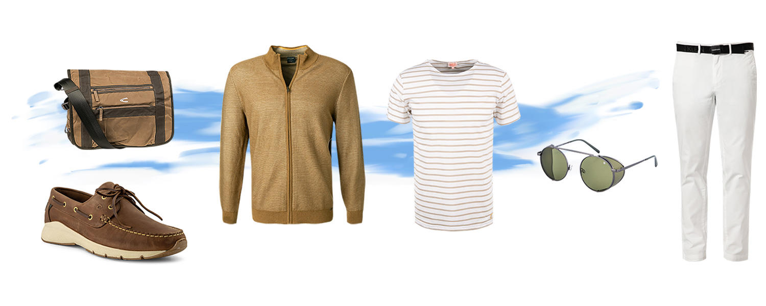 Zu sehen ist ein Segel-Look bestehend aus braunen Bootsschuhen, einer braunen Umhängetasche, brauner Strickjacke, braun-weiß gestreiftem T-Shirt, brauner Sonnenbrille und weißer Hose mit dunklem Gürtel.