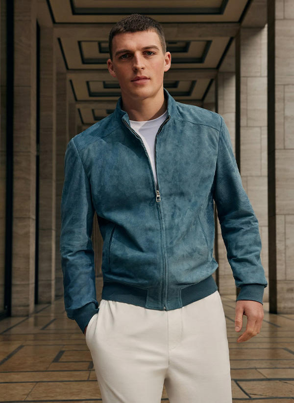 Ein Mann in einer blauen Wildlederjacke