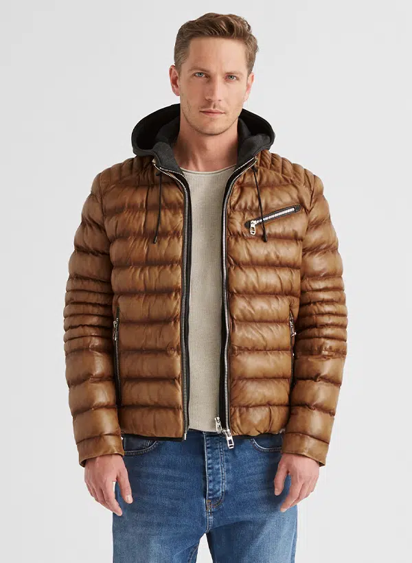 Mann in brauner Steppjacke aus Nylon mit Kapuze, leger zu Jeans getragen