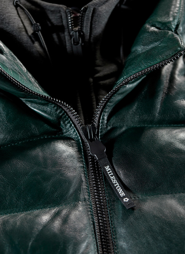 Dunkelgrüne Lederjacke mit Reißverschluss, Nahaufnahme, elegante Verarbeitung