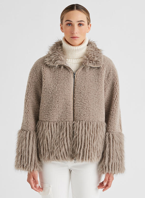 Eine Frau trägt eine Jacke aus Kunstfell