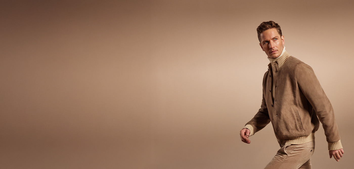 Ein Mann trägt eine braune Velourslederjacke