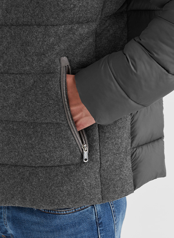 Graue Daunenjacke mit Reißverschlusstasche, Detailansicht, lässig zu Jeans getragen