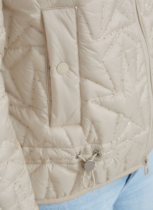 Nahaufnahme einer Jacke mit Sternmuster und Pailletten