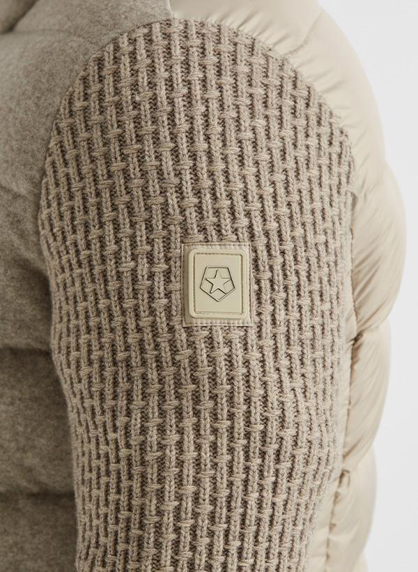 Beigefarbene Strickjacke mit gesteppter Schulterpartie, grobmaschig, aus Wolle