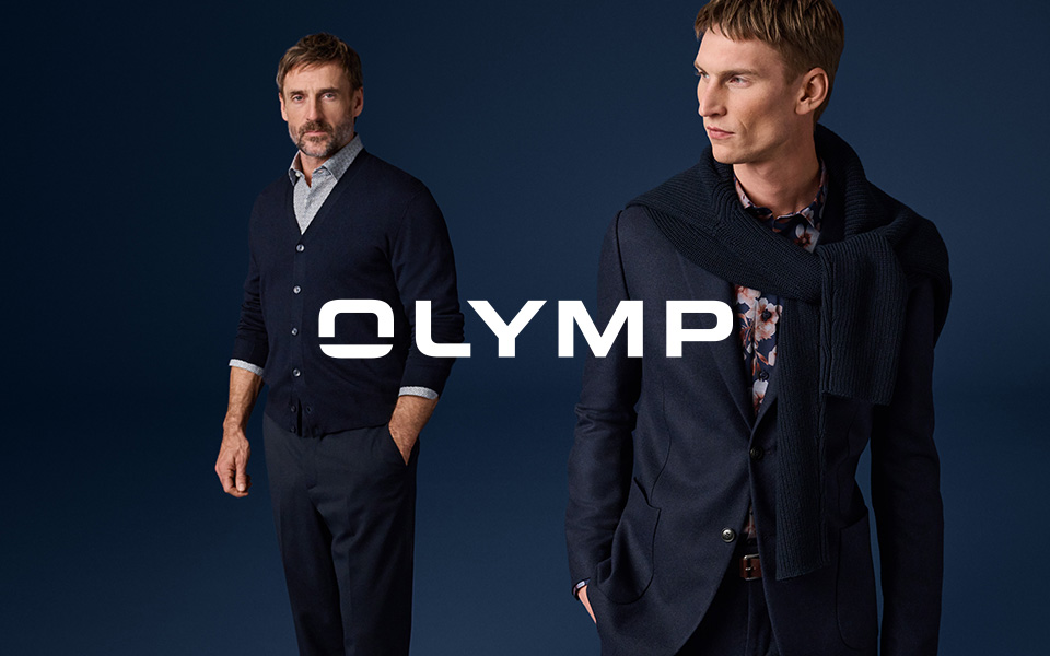 Olymp – zwei Männer in dunkelblauen Looks