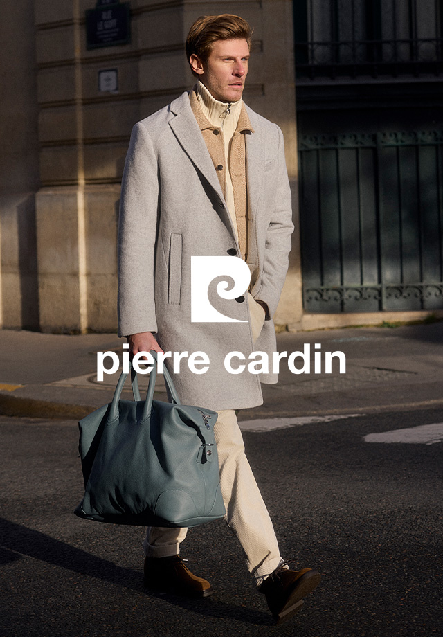 Mann in grauem Mantel mit beigem Strickpullover, blaue Tasche in der Hand