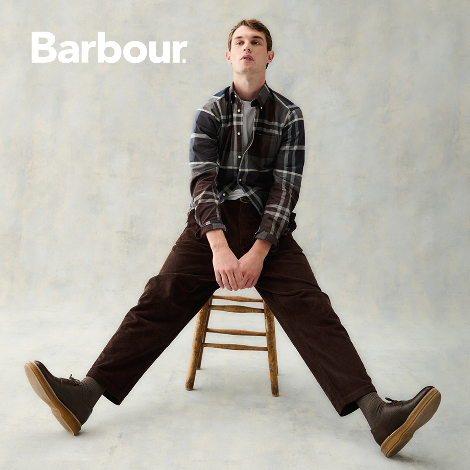 Karohemd in Brauntönen, legere getragen mit brauner Cordhose und Stiefeln