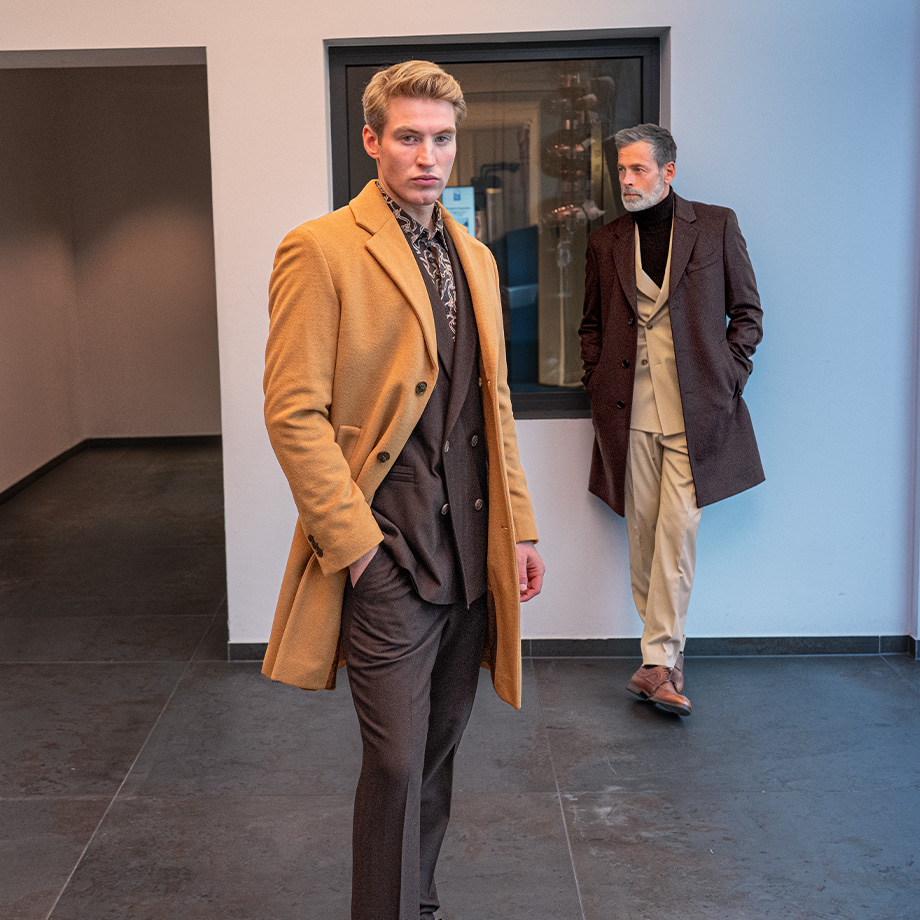 Männer in eleganten Wintermänteln, Hellbraun und Dunkelbraun, moderne Business-Mode