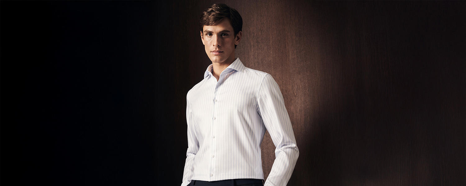 Weißes gestreiftes Business-Hemd aus Baumwolle, von Mann getragen, eleganter Look