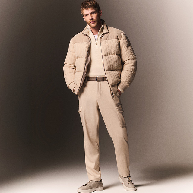 Hellbeige Steppjacke und Cargohose aus Baumwolle, entspannt getragen