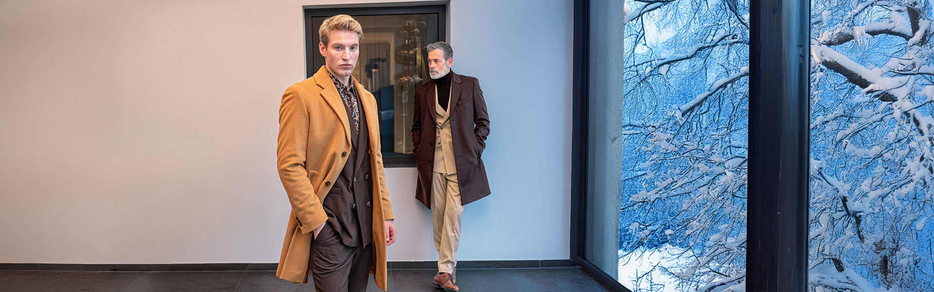 Männer in eleganten Wintermänteln, Hellbraun und Dunkelbraun, moderne Business-Mode