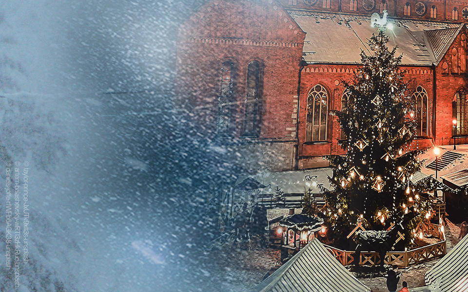 Verschneiter Weihnachtsmarkt mit geschmücktem Tannenbaum vor historischer Backstein-Kirche