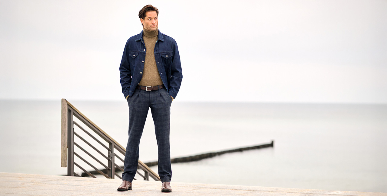 Alberto Herren Hose in Dunkelblau und Jacke in Blau, moderner Freizeit-Look am Meeressteg.