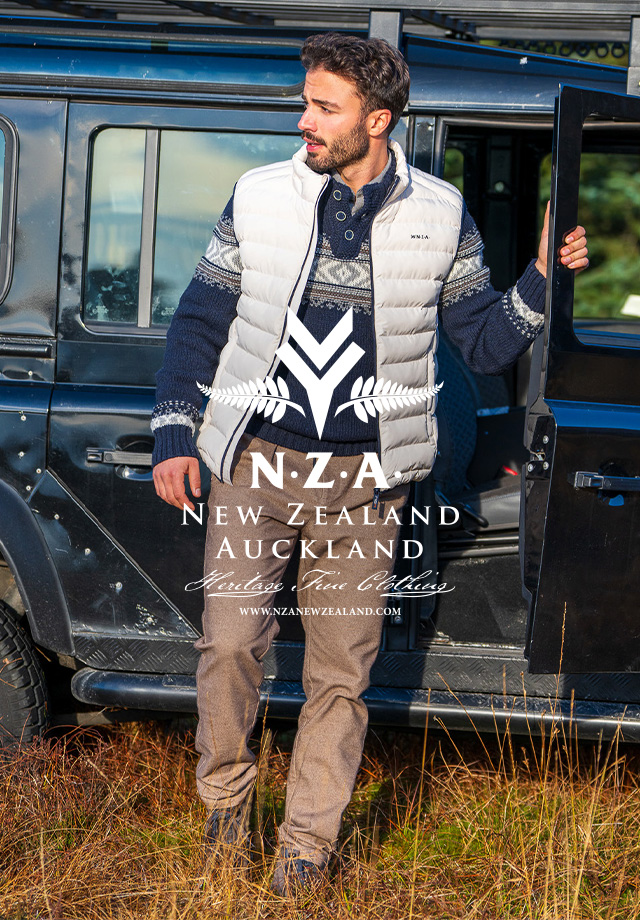 Mann im camelfarbenen Mantel über dunklem Anzug, daneben Herr im schwarzen Mantel mit beigefarbenem Anzug