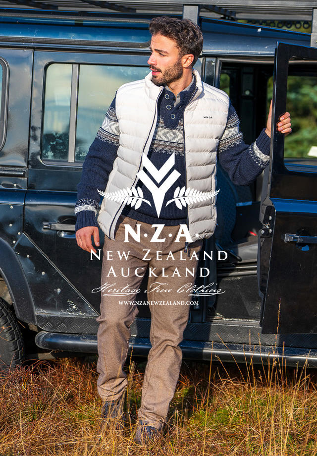 Mann im camelfarbenen Mantel über dunklem Anzug, daneben Herr im schwarzen Mantel mit beigefarbenem Anzug