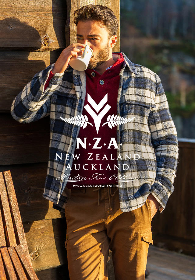 Mann im camelfarbenen Mantel über dunklem Anzug, daneben Herr im schwarzen Mantel mit beigefarbenem Anzug