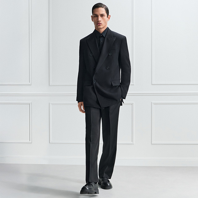 Schwarzer Doppelreiher-Anzug mit Hemd und Schnürschuhen, eleganter Business-Look in Schwarz.