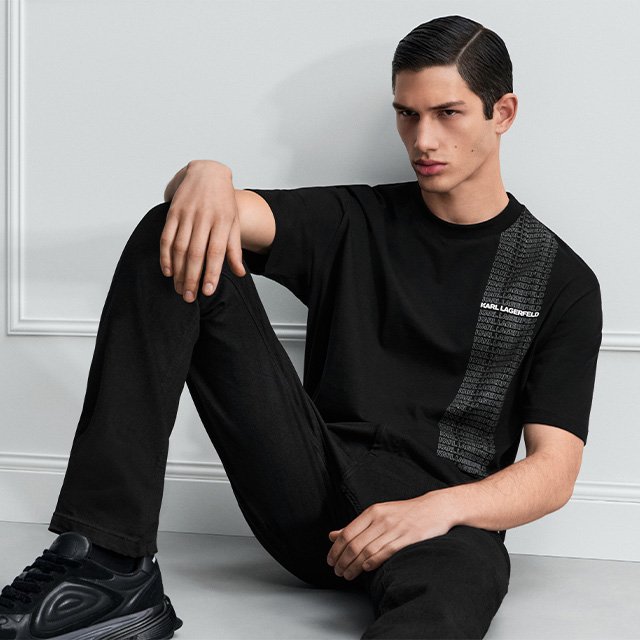 Schwarzes T-Shirt mit grafischem Print und Jeans, urbaner Streetstyle-Look.