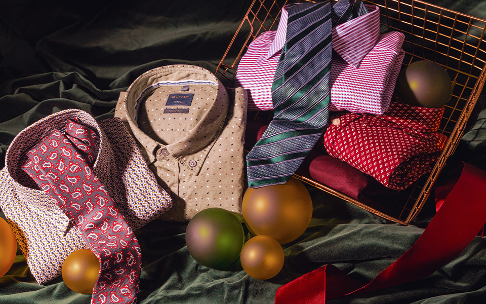 Hemden- und Krawatten-Kombinationen in Rot und Beige mit Paisley- und Streifenmustern, präsentiert in dekorativem Kontext