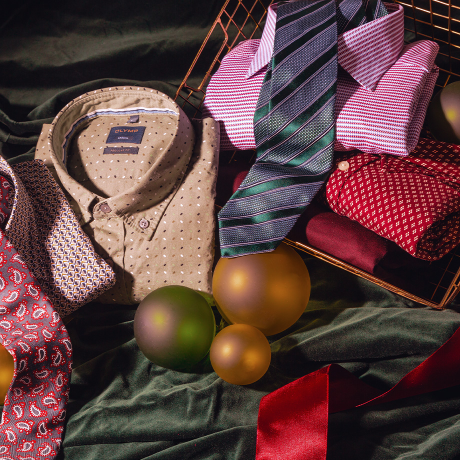 Beige gepunktetes Freizeithemd und rot-weiß kariertes Hemd mit Krawatten, dekorativ arrangiert