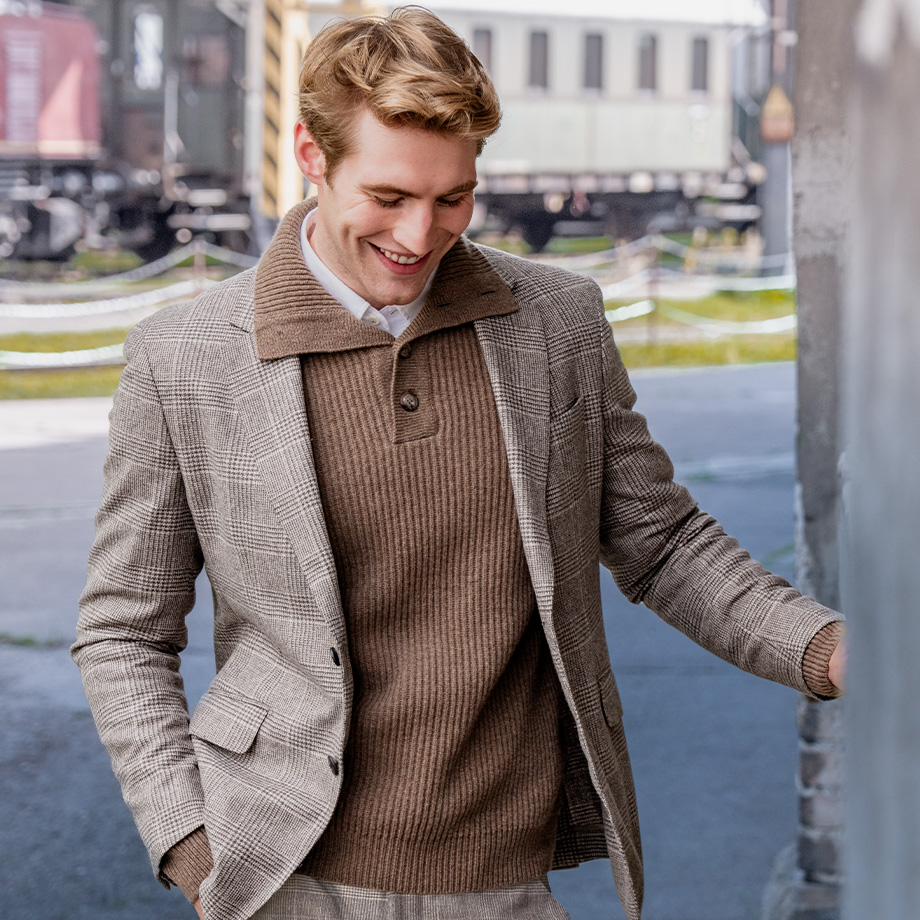 Herren-Sakko kariert in Beige, Wollpullover in Braun, legerer Stil draußen