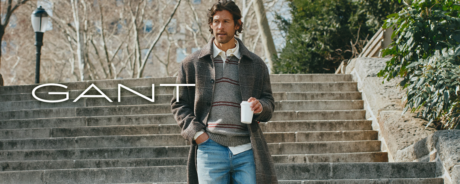 Hellbrauner Trenchcoat über karierter Strickjacke, leger getragen