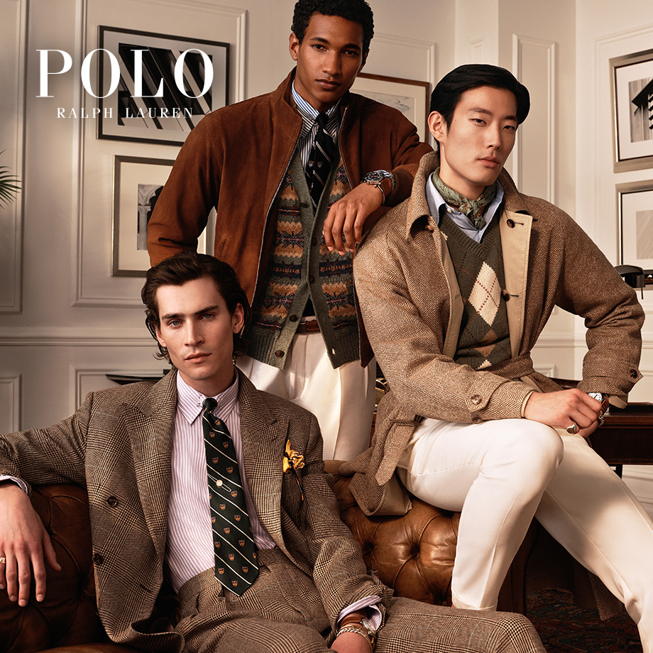 Herren in Tweed-Anzug, Strickweste und Wildlederjacke in elegantem Raum, klassisch britisch gekleidet