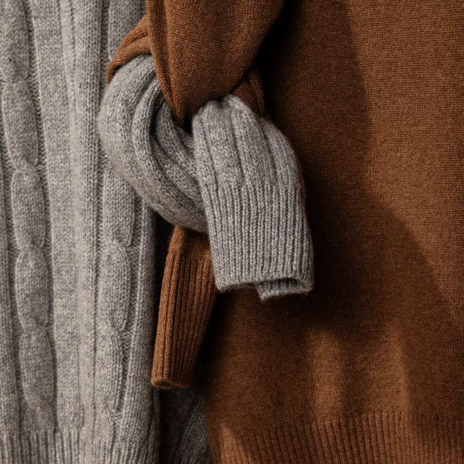 Brauner Strickpullover mit grauem Zopfmuster-Detail aus Wolle, elegant kombiniert