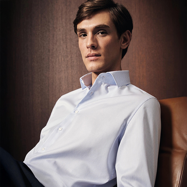 Hellblau gestreiftes Business-Hemd, elegant getragen im Büroambiente