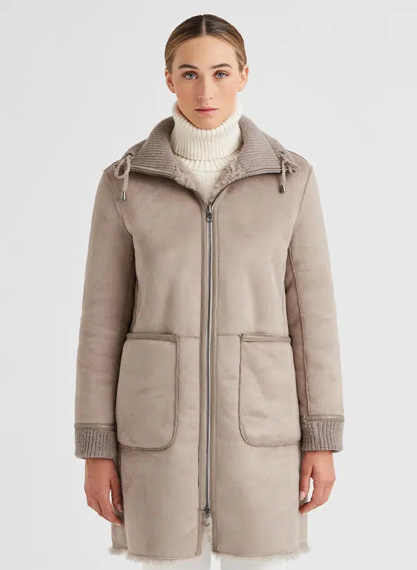 Beigefarbener Damenmantel aus Wolle, Reißverschluss, getragen über Rollkragenpullover