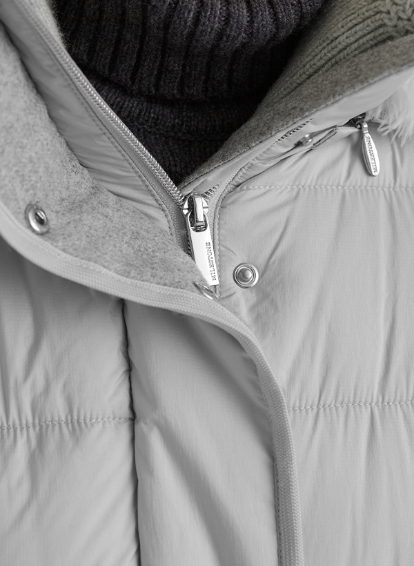 Hellgraue Daunenjacke mit Reißverschluss über grauem Rollkragenpullover, Detailansicht
