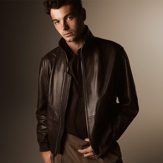 Herren Lederjacke in Dunkelbraun, kombiniert mit braunem Hemd und beige Hose