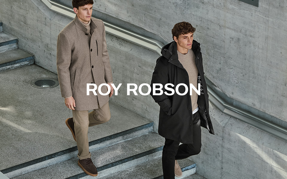 Roy Robson: Männer in beigen und schwarzen Wollmänteln auf einer Treppe