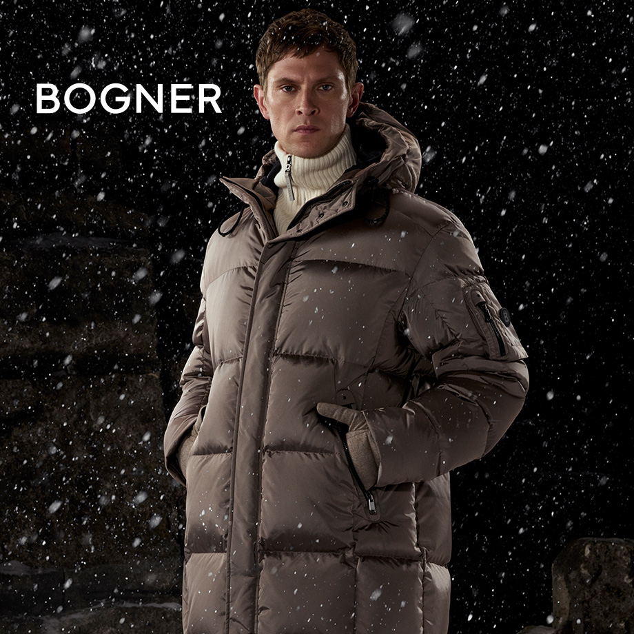 Braune Daunenjacke mit Kapuze, Mann bei Schneefall, getragen über cremefarbenem Strickpullover