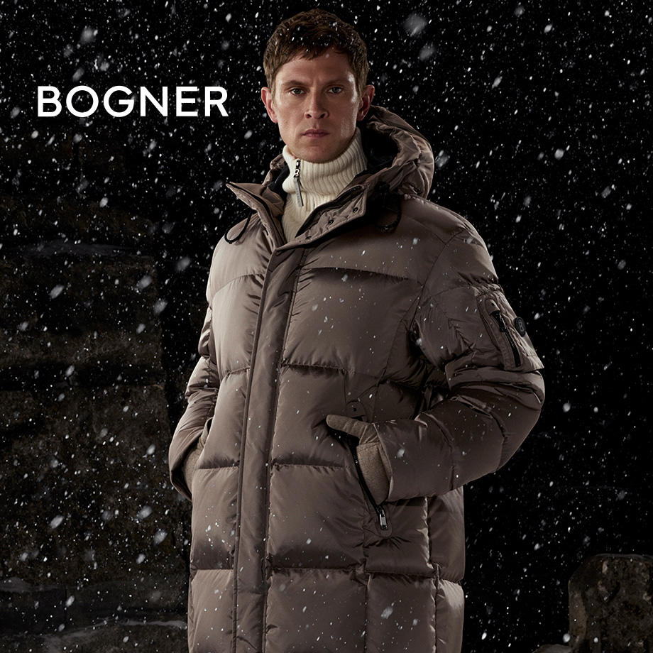 Braune Daunenjacke mit Kapuze, Mann bei Schneefall, getragen über cremefarbenem Strickpullover