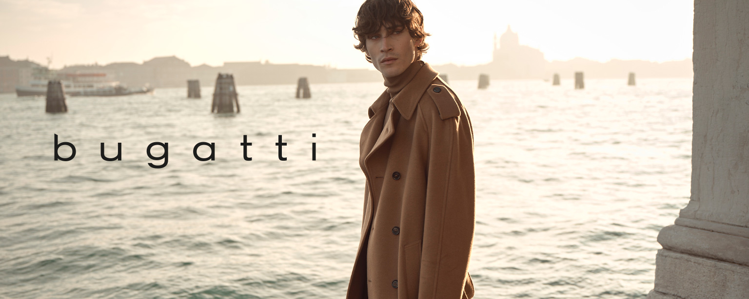 Eleganter Wollmantel in Camel, doppelreihig, am Wasser getragen