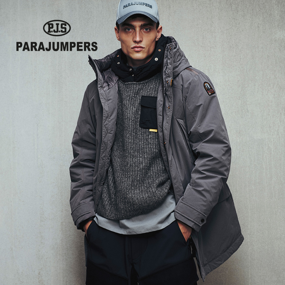 Grau melierter Strickpullover mit schwarzer Tasche, getragen unter grauer Winterjacke