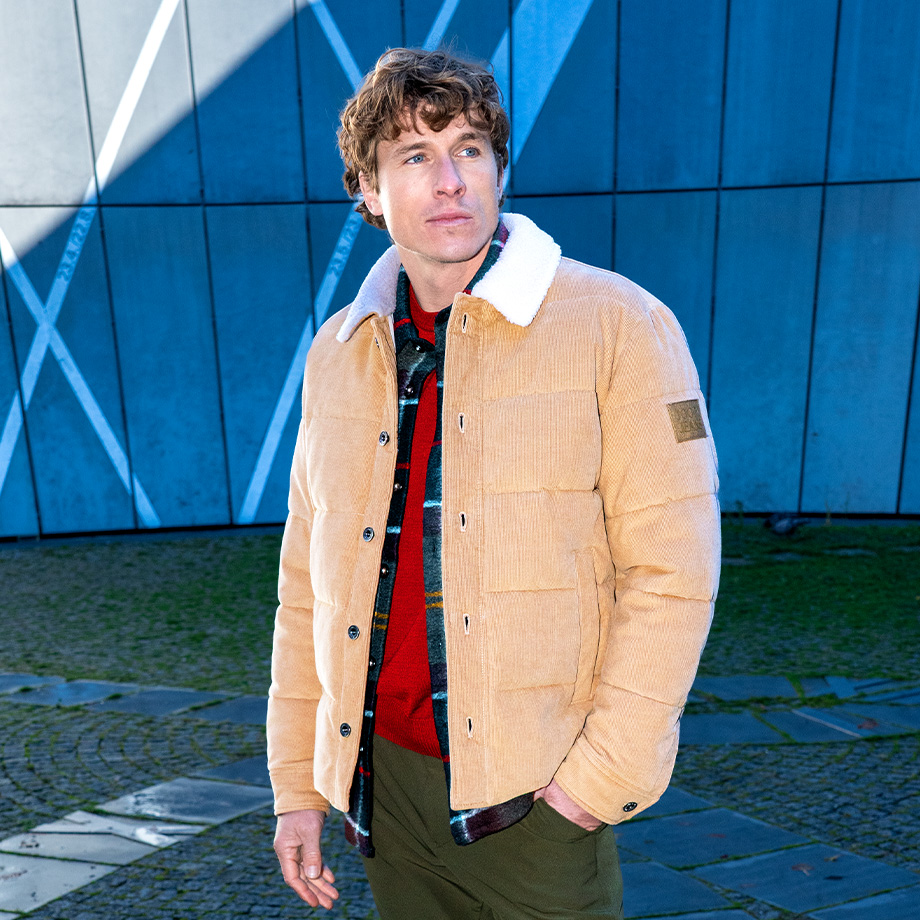 Hellbraune Cordjacke mit weißem Kragen, außen getragen über rotem Pullover