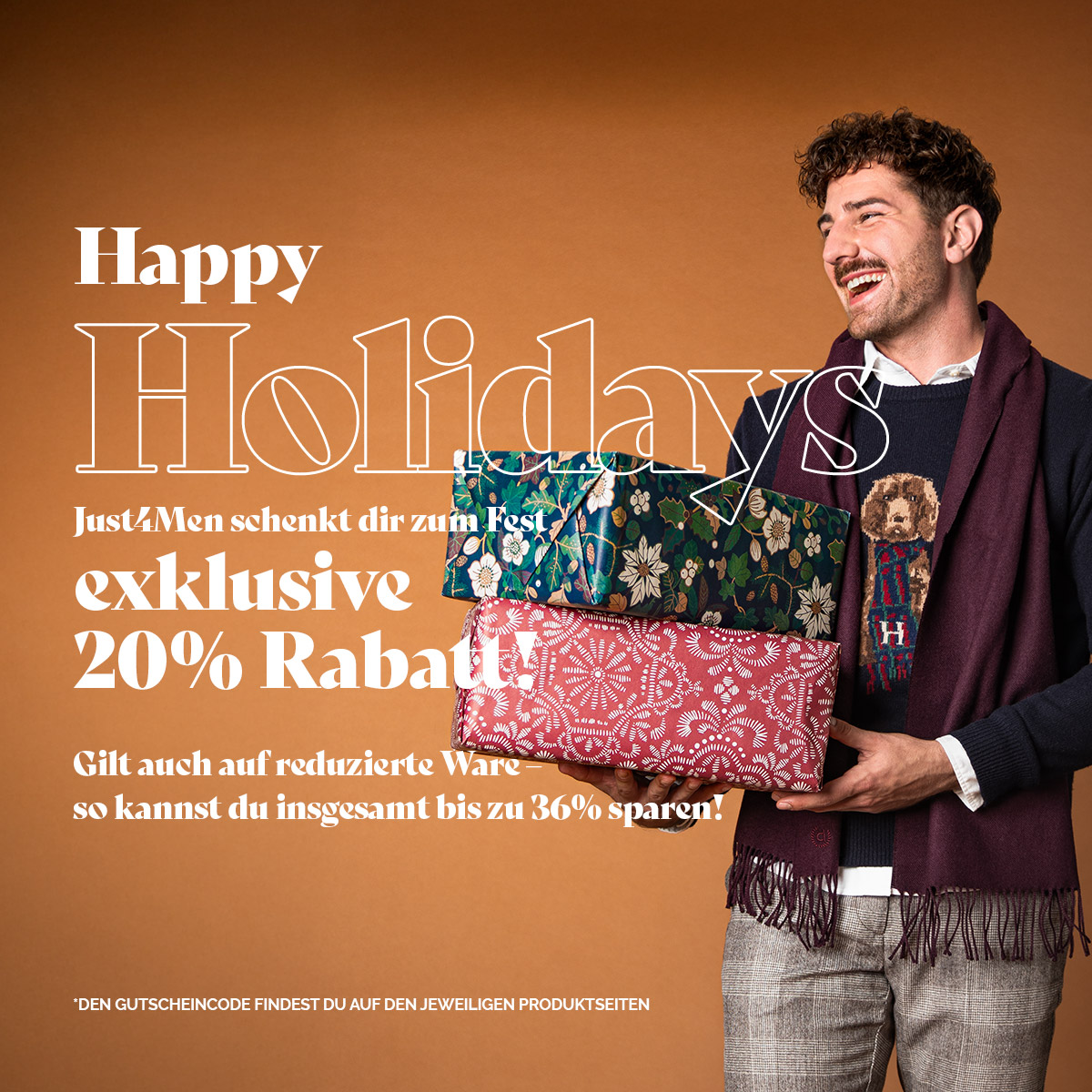 Mann in dunkelblauem Strickpullover mit Hundemotiv, graue Hose, Schal, hält Geschenke; Info zur Feiertags-Aktion: 20% Rabatt auf Winterware