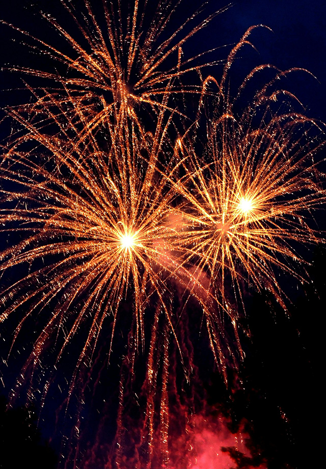 Goldenes Feuerwerk vor einem Nachthimmel.