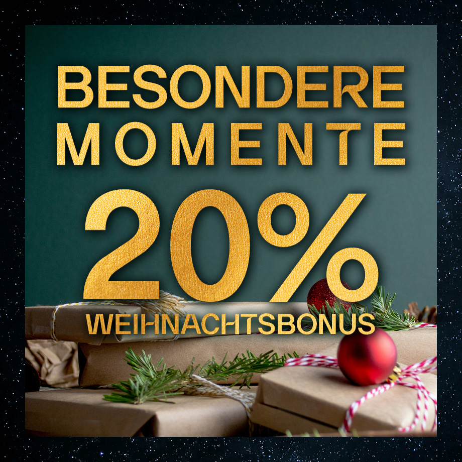 Weihnachtlich verpackte Geschenke mit Tannenzweigen und roten Kugeln, grüner Hintergrund