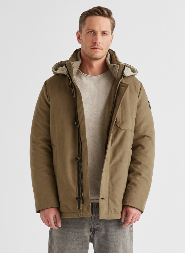 Olivegrüne Herren-Winterjacke mit Kapuze, getragen über beigem Pullover, lässiger Look