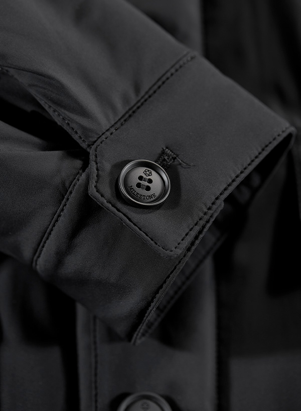 Schwarze Jacke mit Knopfdetail, glattes Material, Ärmelansicht