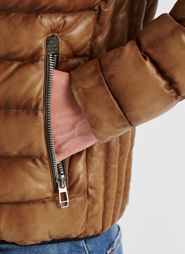 Braune Lederjacke mit Reißverschluss, gesteppte Optik, Trägerhand in Tasche