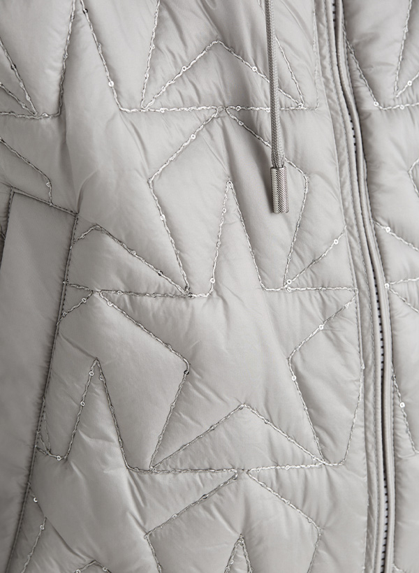 Grauer Steppmantel mit Sternmuster, Reißverschluss, Detailansicht