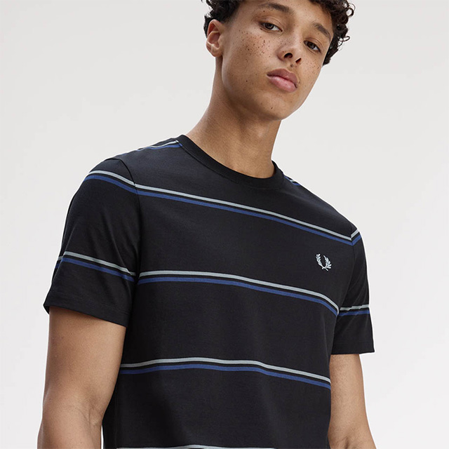 Schwarzes T-Shirt mit blauen und grauen Streifen, aus Baumwolle, kurzärmlig getragen