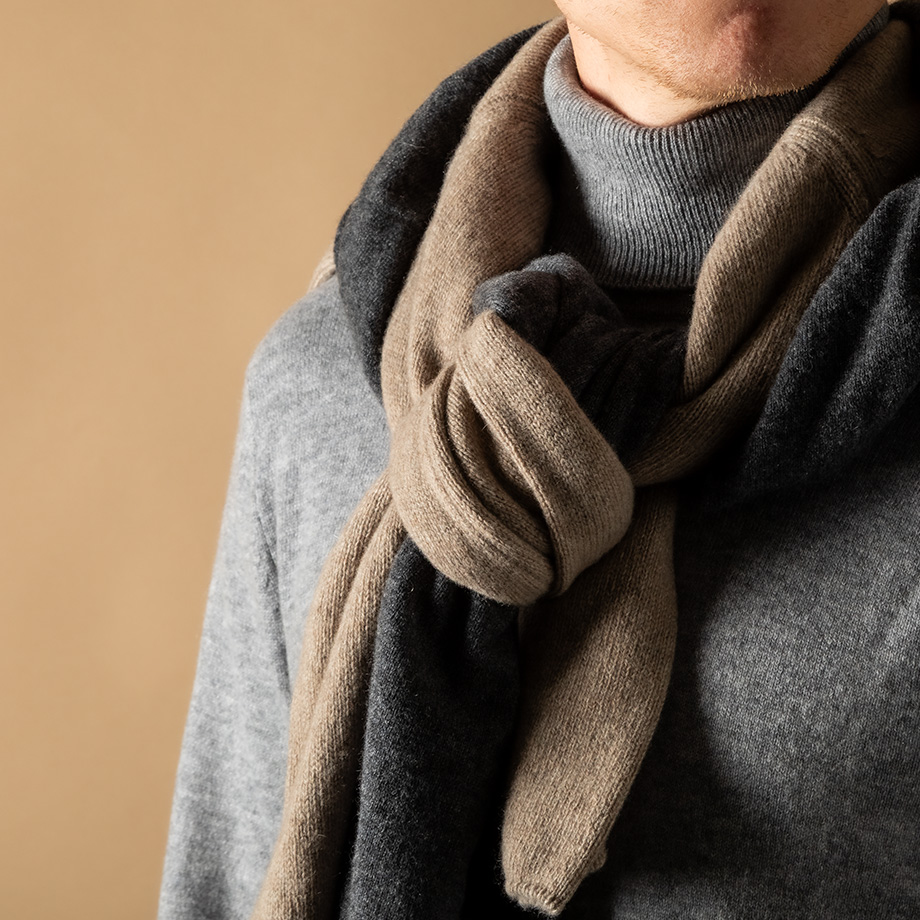 Grauer Rollkragenpullover und beige-schwarzer Schal aus Wolle, elegant kombiniert